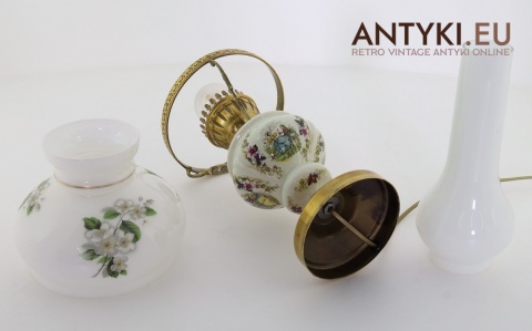 biała lampa stołowa z motywem kwiatowym