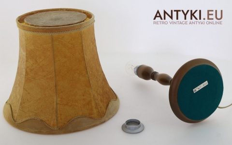 stara lampa ze skórzanym kloszem