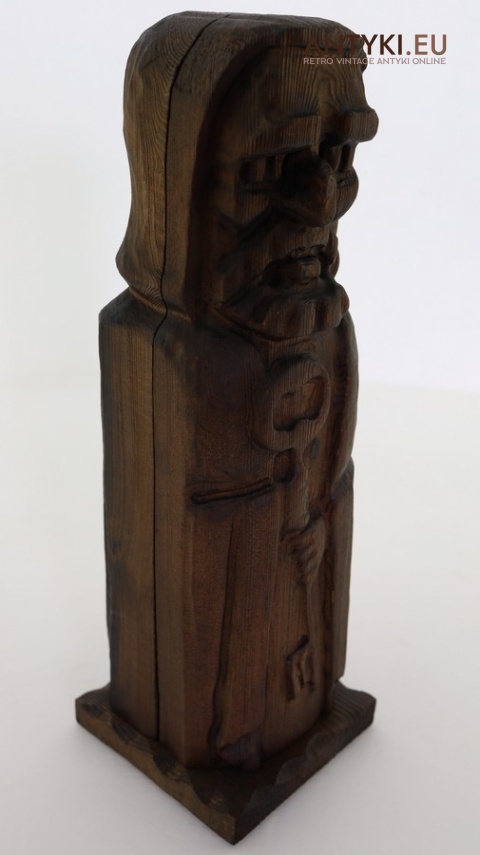 drewniana rzeźba na butelkę alkoholu