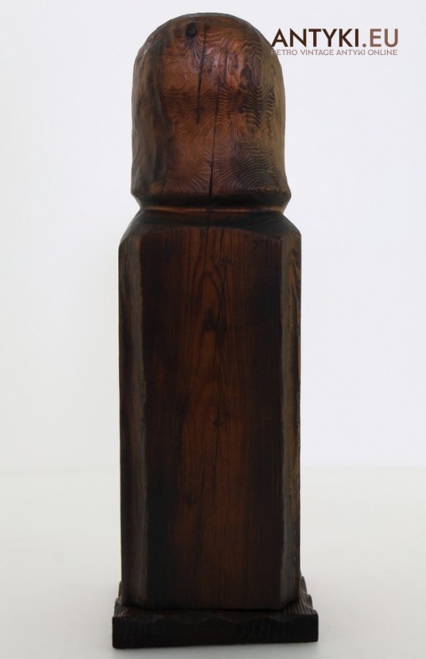 rzeźbiona figura mnicha skrytka na alkohol