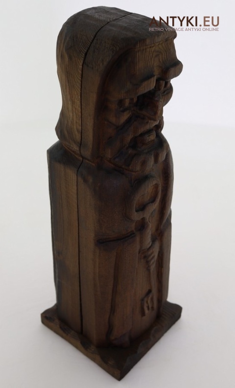 drewniana figurka schowek na butelke alkoholu