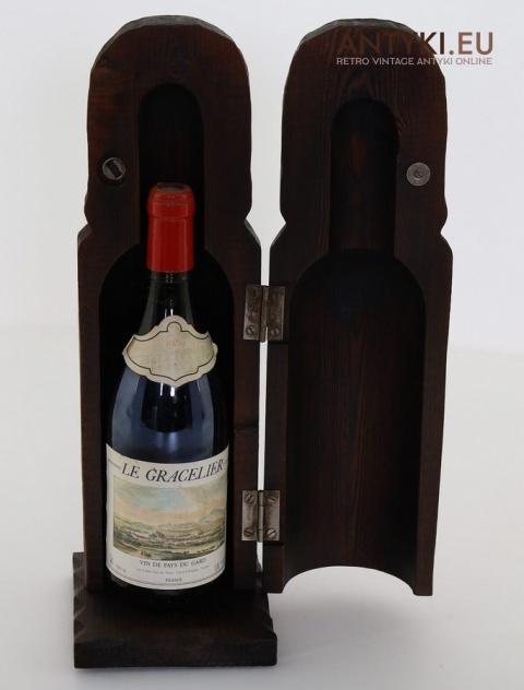 skrytka na butelke z alkoholem