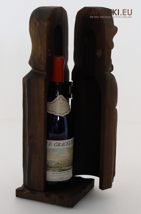 skrytka w rzeźbie mnicha na butelke alkoholu