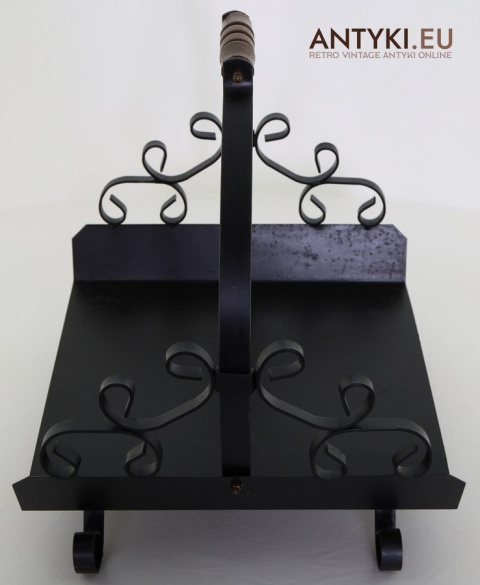 ozdobny kosz na drewno koló kominka