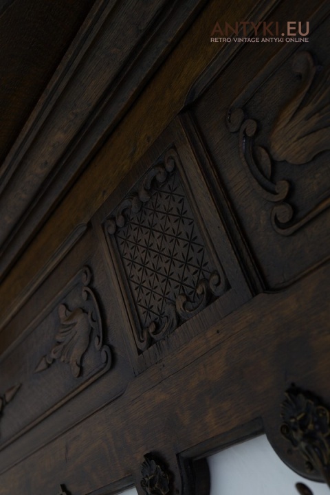 drewniany wieszak antyczny z ornamentem