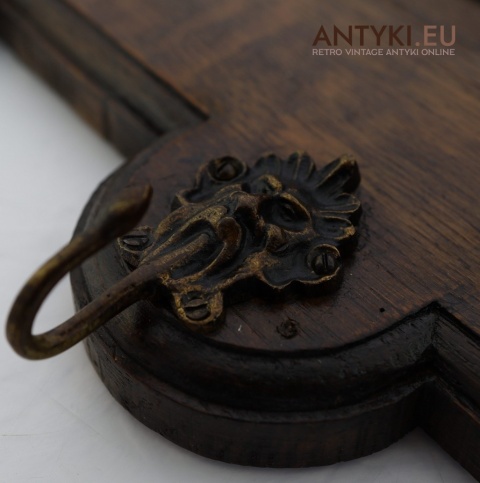 wieszak retro z ozdobnymi hakami