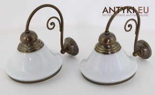 2 stylowe kinkiety ścienne z epoki – mosiądz i szkło mleczne retro