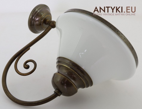 kinkiet z białym kloszem