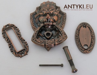 Antyczna kołatka z głową lwa i wizjerem – kompletna, w idealnym stanie vintage