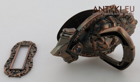 stara kołatka z epoki z lwem