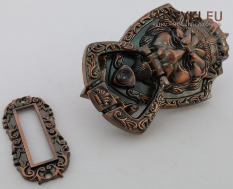 miedziana kołatka z szyldem na nazwisko