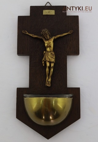 Antyczna kropielnica ścienna – drewno, mosiądz i szkło, z symbolem INRI