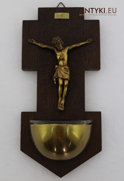 antyczna kropielnica ścienna z drewna i mosiądzu