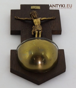 Antyczna kropielnica ścienna – drewno, mosiądz i szkło, z symbolem INRI
