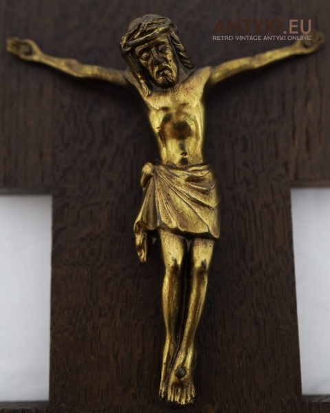 antyczna kropielnica ścienna z krucyfiksem