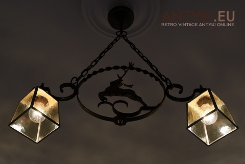 antyczna metalowa lampa z jeleniem
