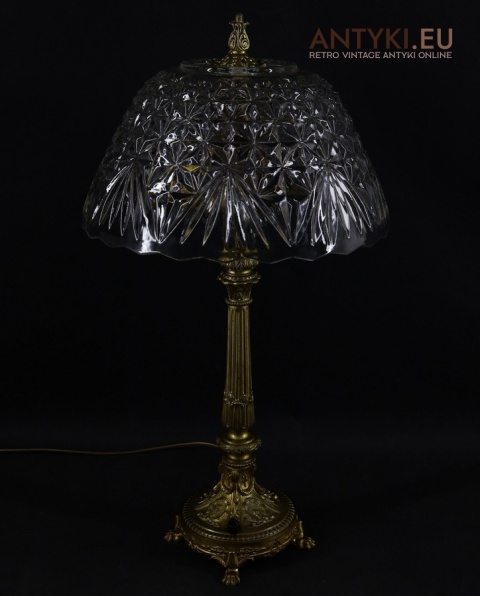 mosiężna lampa z kryształowym kloszem na stolik
