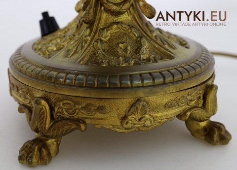 ozdobna podstawa lampy stołowej z wieńcami laurowymi