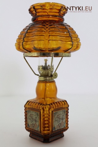 Antyczna lampka naftowa z bursztynowego szkła – retro mapa świata i sygnowany palnik