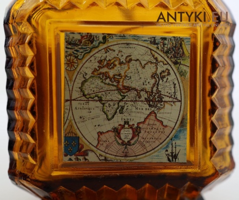 szklana lampka naftowa z mapą