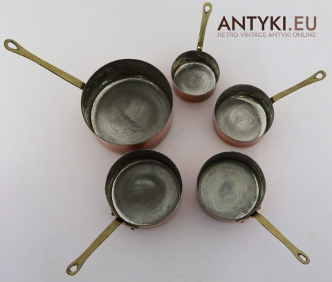 Kompletny zestaw garnków miedzianych z epoki