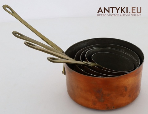 Zabytkowe garnki miedziane z pierwszej połowy XX wieku