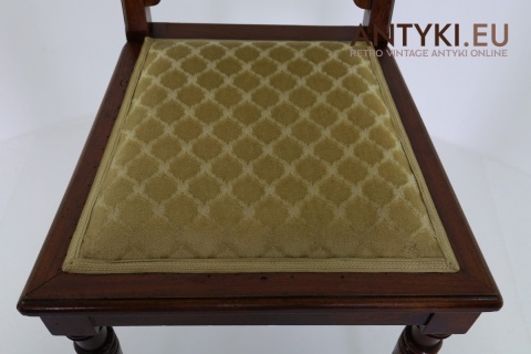 krzesło drewniane z tapicerką retro