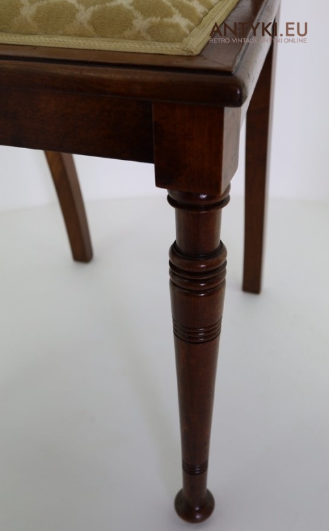 krzesło retro z drewnianą ramą antyczną