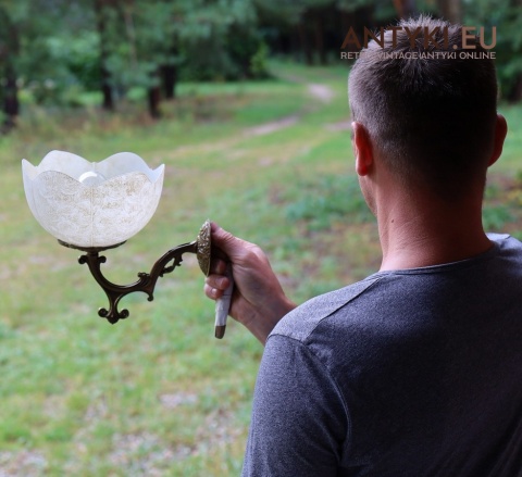 Antyczna lampa na ścianę z secesyjnymi zdobieniami