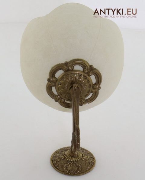 Mosiężny kinkiet ścienny z dekoracyjnym kloszem