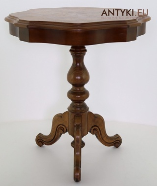 Antyczny stolik drewniany z intarsją kwiatową – elegancja stylu Ludwikowskiego