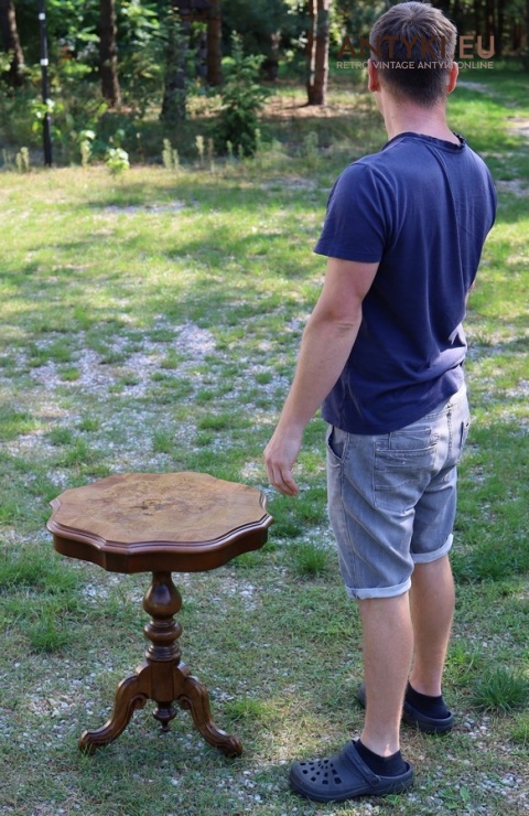 stolik drewniany vintage z intarsją