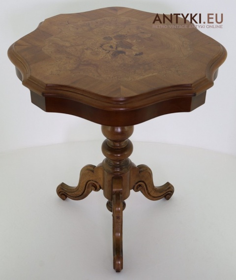 antyczny stolik z intarsją kwiatową