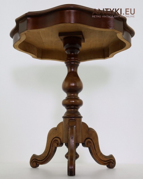 elegancki stolik vintage z drewna