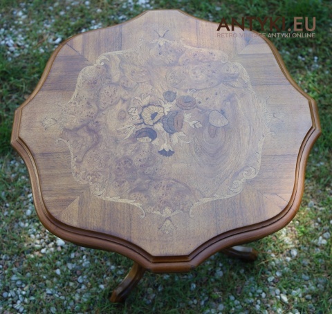 intarsja kwiatowa na blacie stolika