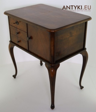 Antyczny stolik pomocniczy z litego drewna – styl Chippendale, początek XX wieku