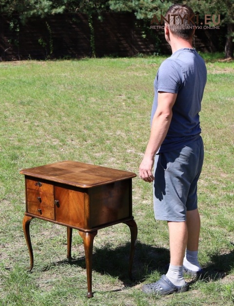 stolik z epoki Chippendale z litego drewna