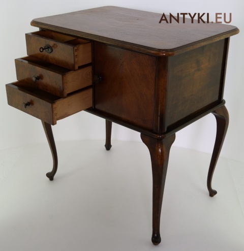 stolik pomocniczy retro z trzema szufladkami