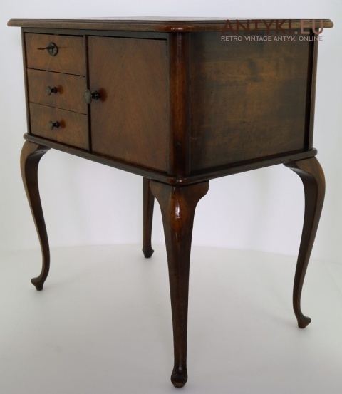 mały stolik vintage z szafką i drzwiczkami