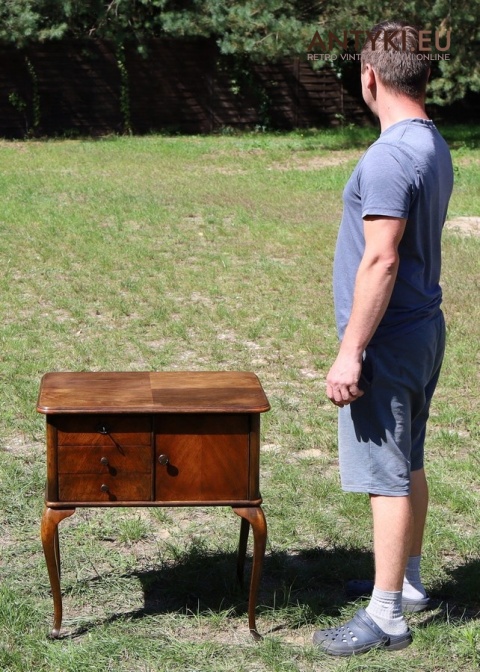 klasyczny stolik Chippendale z szafką