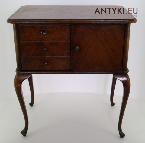 stylowy stolik antyczny z drewna