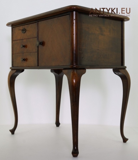 zabytkowy stolik Chippendale pod lampe