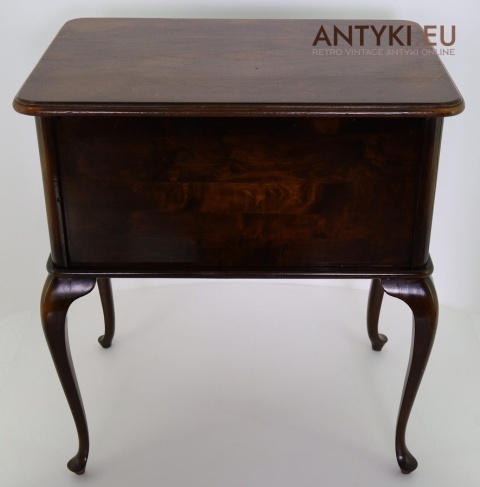 mały stolik drewniany w stylu retro