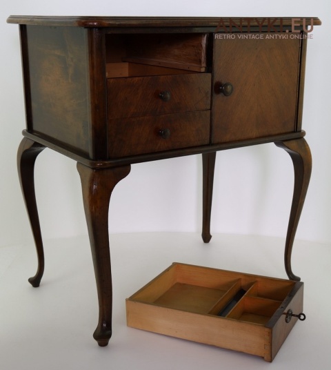 elegancki stolik retro do sypialni