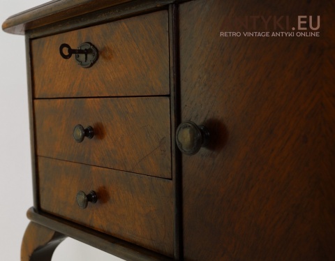 mały stolik retro z szufladkami