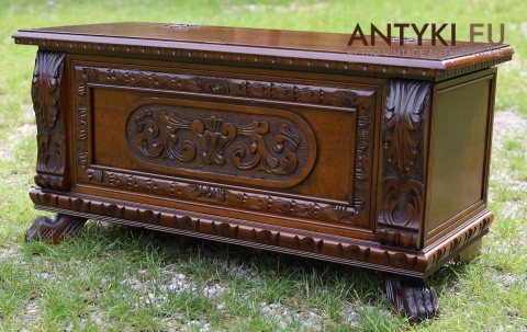 drewniana skrzynia z rzeźbieniami