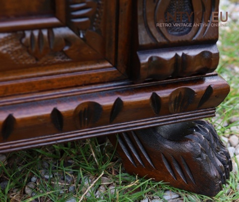 rustykalny kufer rzeźbiony