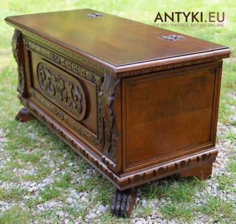 bogato rzeźbiony kufer