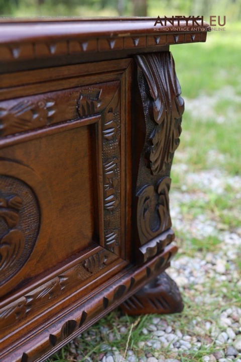 drewniana skrzynia z ornamentem