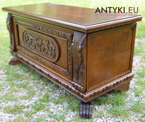 bogato rzeźbiona skrzynia